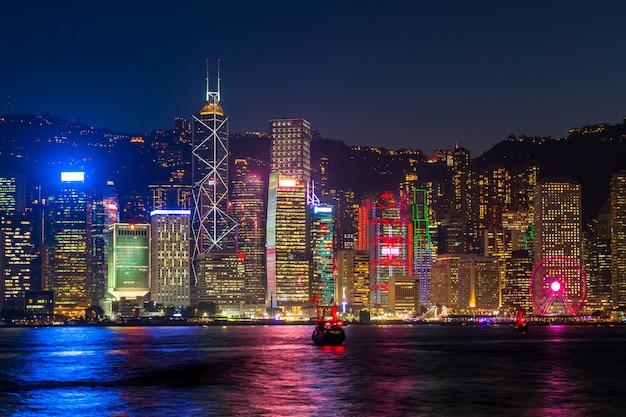 Hong Kong dans la nuit à Victoria Habour.