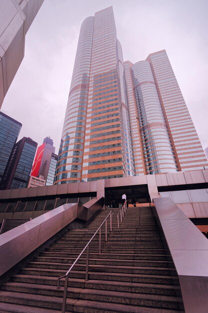 Hong Kong, Hong Kong - 7 mars 2016 : les gens dans l'escalier à Hong Kong Exchange Skyscraper building sur Exchange Square pendant le brouillard