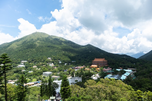 Photo hong kong ngong ping 26 juillet 2018: téléphérique longue distance à travers la montagne à hong