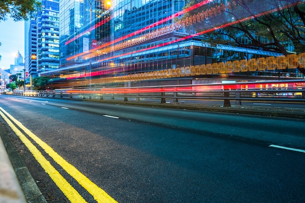 Hongkong construction urbaine et véhicules routiers, vue de nuit