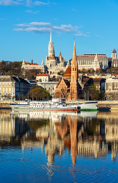 Hongrie, Budapest, belle architecture, bastion des pêcheurs sur les rives du Danube, reflet dans l'eau