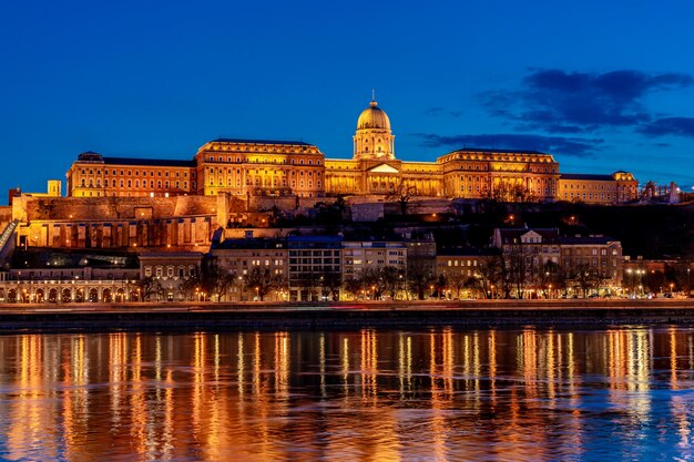 Hongrie, Budapest la nuit, la forteresse de Buda illuminée par des lumières, se reflétant dans l'eau