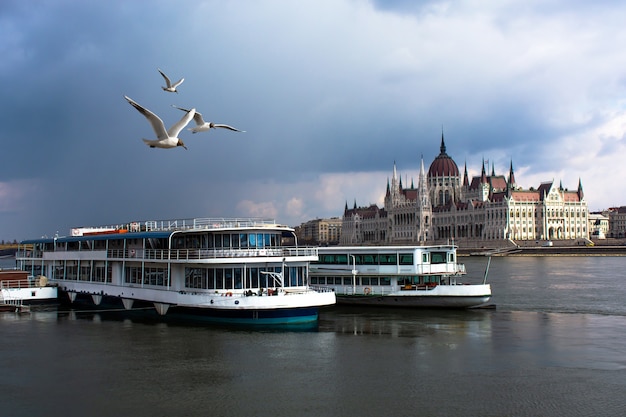 Hongrie Budapest, Parlement dans la perspective du ciel dramatique, reflété dans l'eau