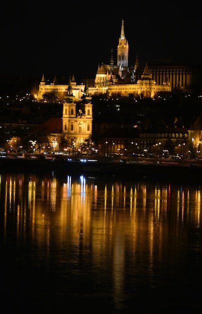 Photo hongrie, budapest, une ville de nuit avec vue sur le bastion des pêcheurs