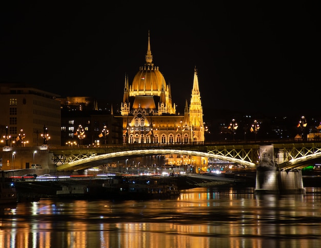Hongrie, ville de nuit Budapest, parlement sur fond de ville de nuit
