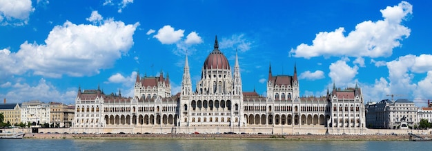 Hongrie vue panoramique sur le Parlement et les toits de la ville de Budapest du centre historique