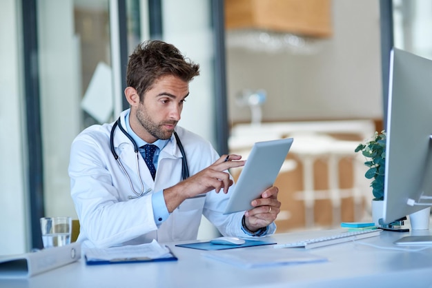 Hôpital en ligne et médecin sur tablette pour consulter le service médical et la télésanté en clinique Communication sanitaire et homme sur la technologie numérique pour le diagnostic Recherche et assurance pour le bien-être
