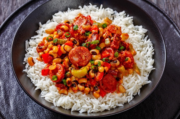 Photo hoppin john avec du riz dans un bol noir vue du haut