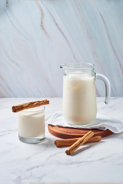 Photo horchata fraîche à la cannelle en verre sur table rustique