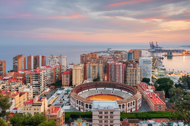 Photo l'horizon de l'aube de malaga, en espagne, vers la mer méditerranée