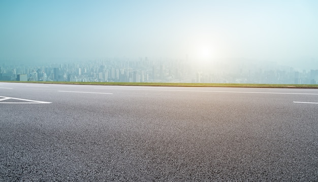 Horizon d'autoroute et paysage architectural de Shenzhen