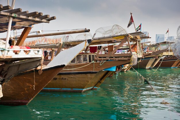 Horizon De Bâtiments D'abu Dhabi Avec De Vieux Bateaux De Pêche