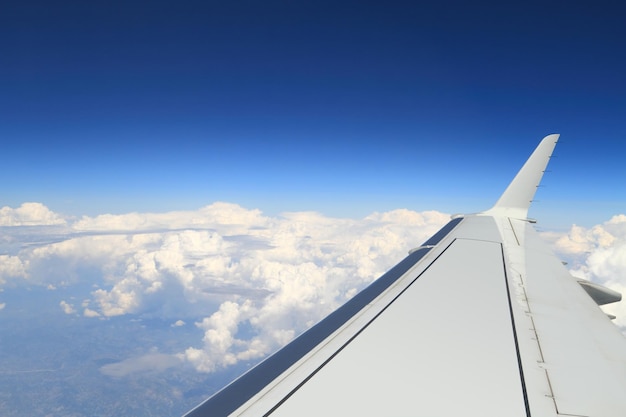 Horizon bleu et énormes nuages aériens tirés d'un avion avec une aile visible