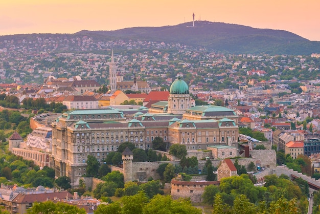 Horizon de Budapest en Hongrie. Vue de nuit sur le bâtiment du Parlement sur le delta du Danube