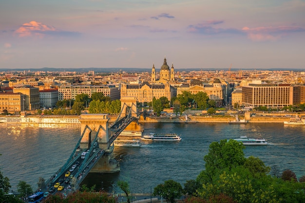 Horizon de Budapest en Hongrie. Vue de nuit sur le bâtiment du Parlement sur le delta du Danube