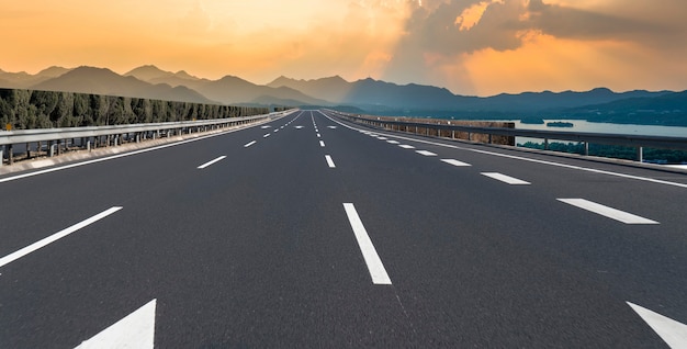 Horizon de la chaussée de l'autoroute et des nuages brûlants du ciel