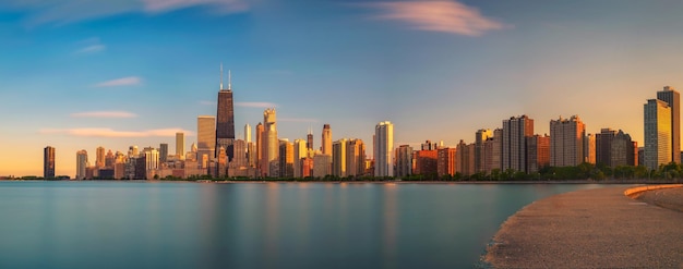 Horizon de Chicago au coucher du soleil vu de North Avenue Beach