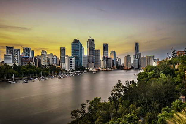 Horizon de coucher du soleil de la ville de Brisbane et de la rivière de Brisbane