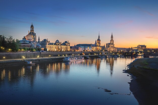 Photo l'horizon de dresde avec la rivière elbe au coucher du soleil dresde saxe allemagne