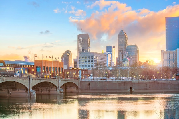 Horizon du centre d'Indianapolis au crépuscule aux Etats-Unis