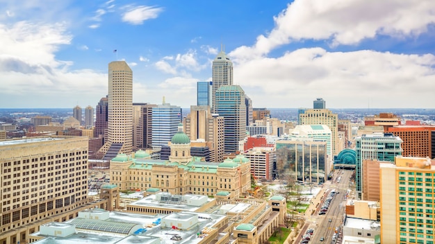 Horizon du centre d'Indianapolis avec le ciel bleu aux Etats-Unis