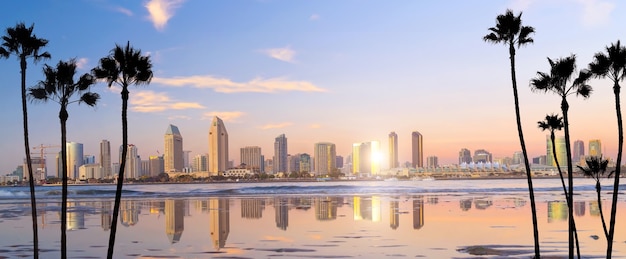 Photo horizon du centre de san diego en californie, etats-unis au coucher du soleil