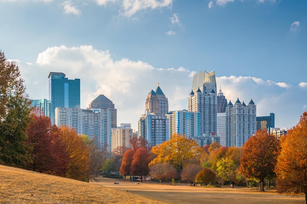 L'horizon du centre-ville d'Atlanta, en Géorgie, aux États-Unis, depuis Piedmont Park à l'automne