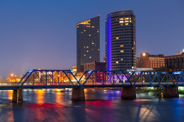 L'horizon du centre-ville de Grand Rapids, dans le Michigan, aux États-Unis, sur la rivière Grand