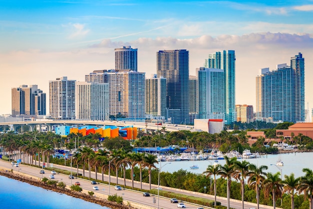 L'horizon du centre-ville de Miami, en Floride, aux États-Unis, sur MacAurther Causeway