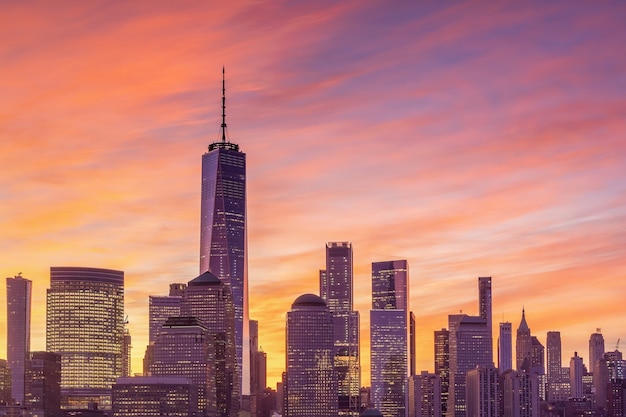 Horizon du centre-ville de New York au coucher du soleil - beau paysage urbain aux Etats-Unis