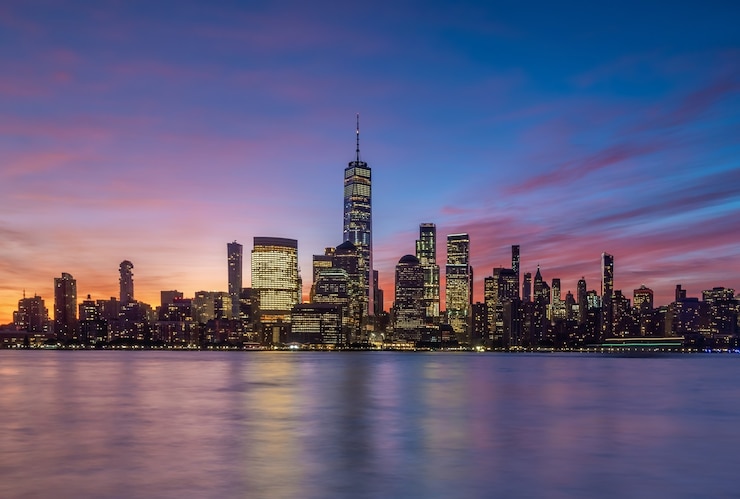Photo horizon du centre-ville de new york au coucher du soleil - beau paysage urbain aux etats-unis