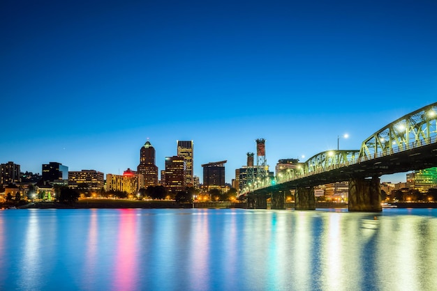 L'horizon du centre-ville de Portland, dans l'Oregon, aux États-Unis, la nuit.