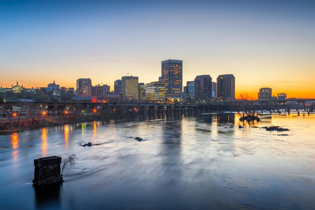 Photo l'horizon du centre-ville de richmond, en virginie, aux états-unis, sur la rivière james