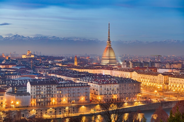 L'horizon du Piémont italien de Turin avec la Mole Antonellina