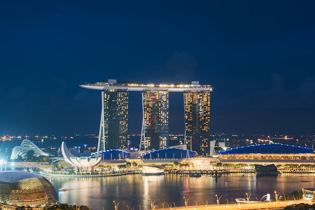 Horizon du quartier des affaires de Singapour dans la nuit à Marina Bay, Singapour.