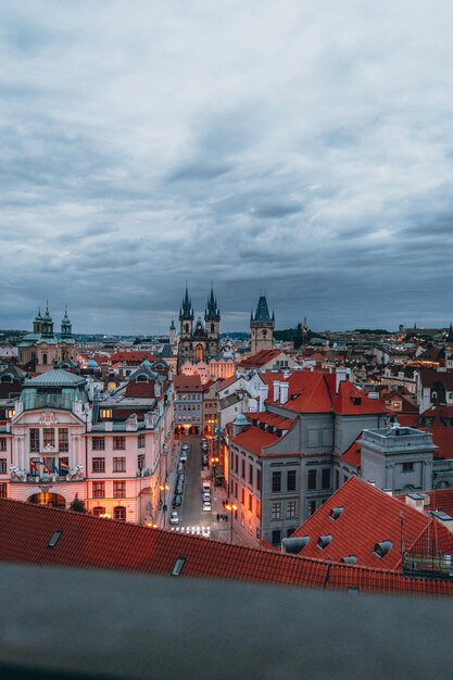 L'horizon du soir de Prague avec des immeubles de grande hauteur et le paysage urbain