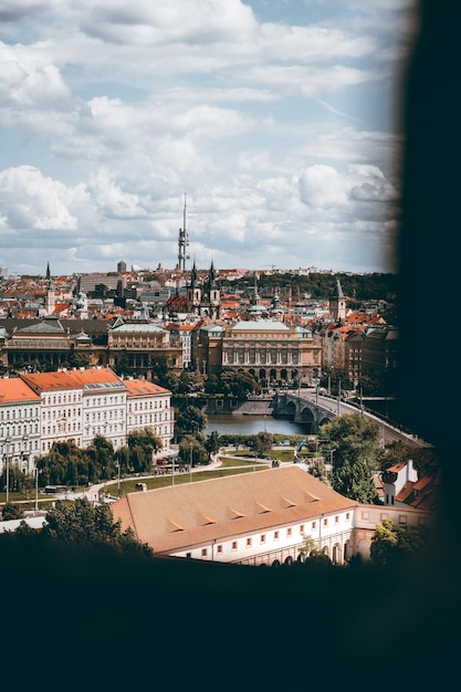 L'horizon d'été surplombant le paysage urbain de Prague