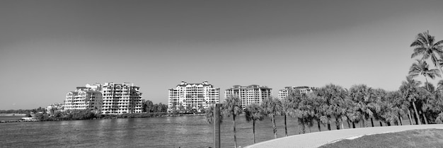 Horizon de Fisher Island avec des bâtiments et des palmiers vus de la baie de South Beach USA