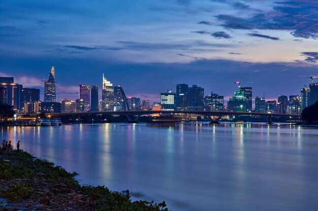 Horizon de Ho Chi Minh-Ville et rivière Saigon au coucher du soleil