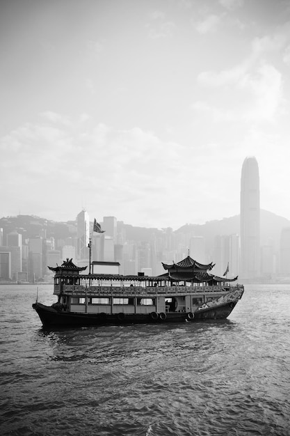 Horizon de Hong Kong avec des bateaux