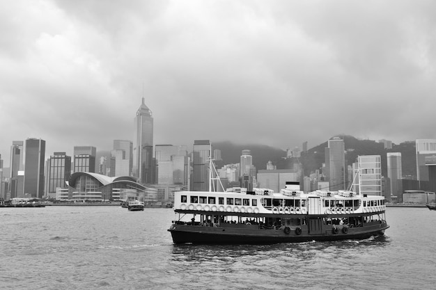 Horizon de Hong Kong avec des bateaux