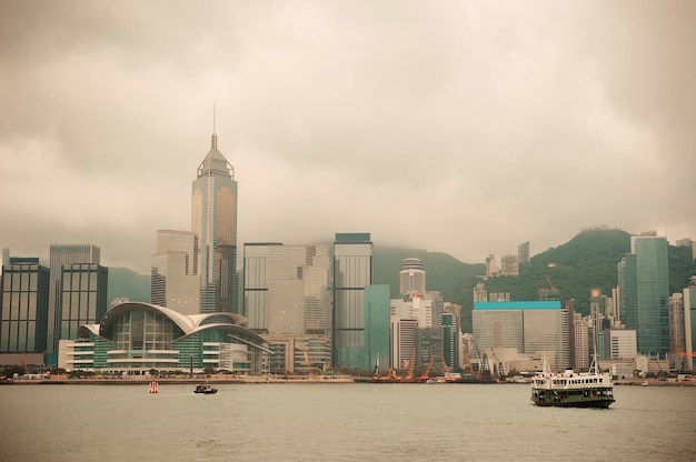 Horizon de Hong Kong avec des bateaux