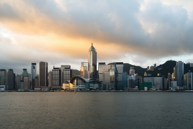 Horizon de Hong Kong avec la lumière du soleil le matin sur le port de Victoria à Hong Kong.