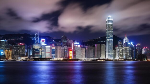 Photo l'horizon de hong kong la nuit avec des nuages au-dessus du port de victoria