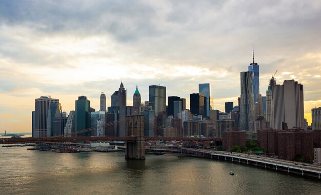 Horizon de Manhattan photographié par le pont de Manhattan.