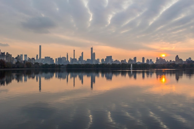 Horizon de Manhattan et réflexion dans le lac de Central Park au coucher du soleil. La ville de New York