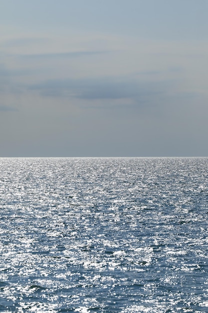 horizon de la mer bleue et ciel bleu