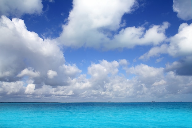 Horizon de la mer des Caraïbes le jour de vacances ciel bleu