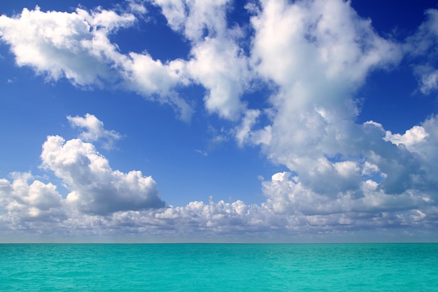 Horizon de la mer des Caraïbes le jour de vacances ciel bleu