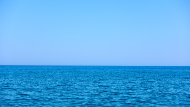 Horizon de mer et ciel bleu serein - Paysage marin, fond